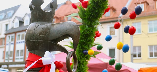 Bild: Geschm&uuml;ckter Brunnen vor dem Rathaus