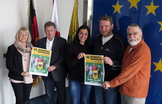 Bild: Plakat und Programm pr&auml;sentiert