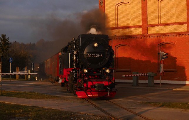 Bild: Einfahrt im Abendlicht
