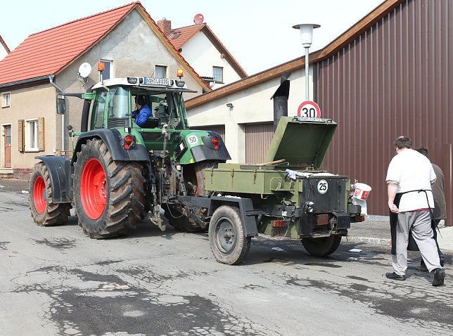 Bild: Mit der Gulaschkanone wird durch's Dorf gezogen