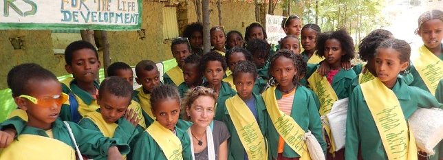 Bild: Katrin Cieslak aus Nordhausen mit einer Schulklasse in Degamba.