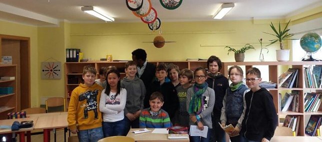 Bild: M&auml;dchen und Jungen der Montessori-Schule mit Projektbetreuer Kiros Zeray