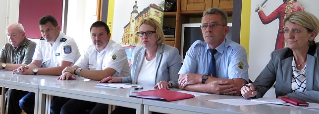 Bild: Der Krisenstab beim Pressegespr&auml;ch