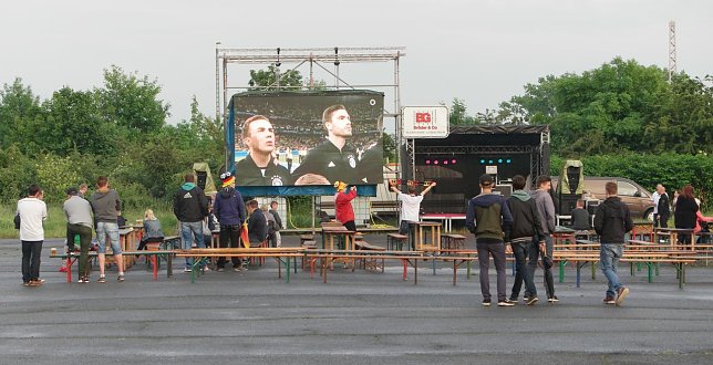 Bild: Rund 50 Fans kamen beim Anpfiff zum Public Vieiwing