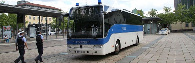 Bild: Polizei auf dem Nordh&auml;user Bahnhofsplatz