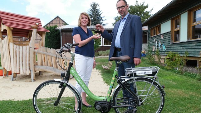 Bild: M&ouml;ller &uuml;bergibt die "Z&uuml;ndschl&uuml;ssel" f&uuml;r das E-Bike