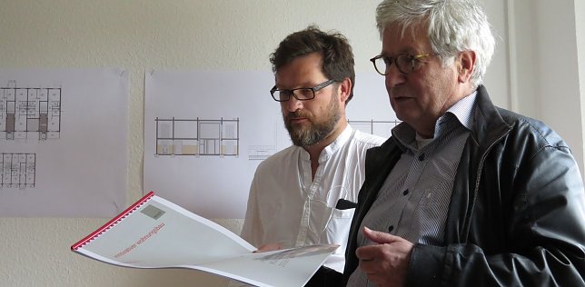 Bild: Dr. J&uuml;rgen Wendt (rechts) erl&auml;utert das Bauvorhaben