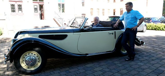 Bild: Probesitzen im Oldtimer