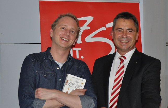 Bild: Gastmann mit Sparkassendirektor Wolfgang Asche