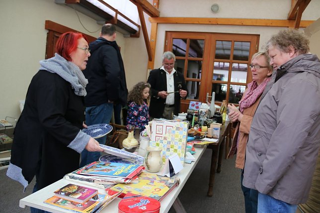 Bild: Garagen-Flohmarkt bei Organisatorin Gabriele Neumeyer (2.v.r.).