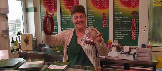 Bild: Eine Wild-Knackwurst oder einen Rehr&uuml;cken? Christa Teschner hat im Verkaufsladen ein vielf&auml;ltiges Angebot parat.