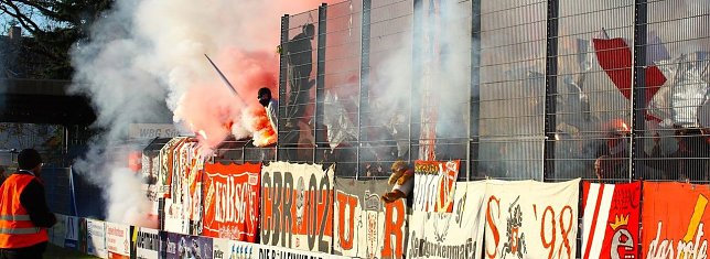 Bild: Pyro und B&ouml;ller f&uuml;hrten zu einer Spielunterbrechung