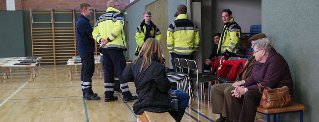 Bild: Erste Personen sind in der Turnhalle der Petersbergschule angekommen