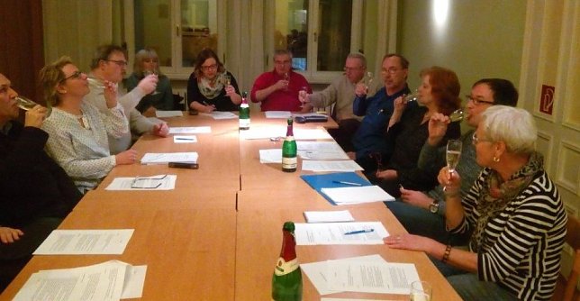 Bild: F&ouml;rderverein Thomas-Mann-Haus ist gegr&uuml;ndet. Als kr&ouml;nenden Abschluss des heutigen Abends ein Gl&auml;schen Sekt auf das weitere gute Gelingen.