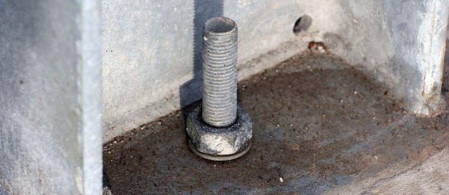 Bild: Festgeklebt am Beton