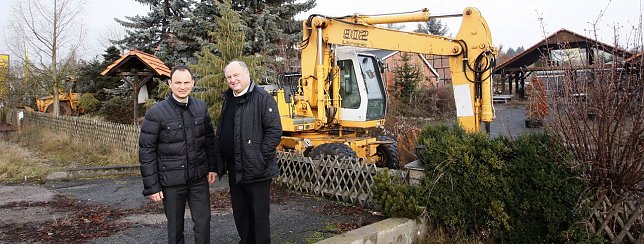 Bild: Andreas und Helmut Peter auf dem neuen Grundst&uuml;ck