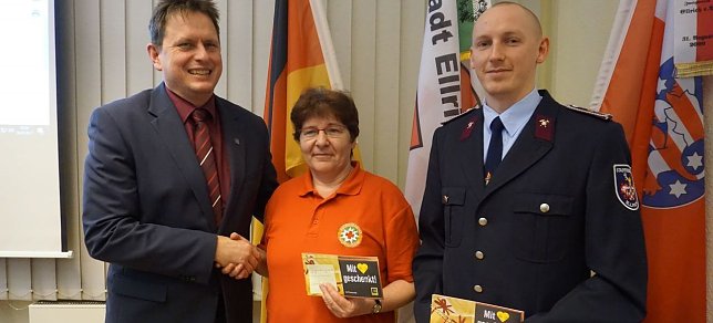 Bild: B&uuml;rgermeister Matthias Ehrhold &uuml;berreicht an Monika Eicke und Maximilian Schulze Gutscheine.