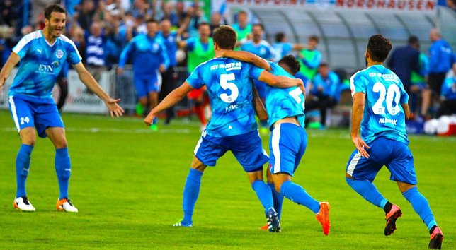 Bild: Blume (Nr. 5) hat das Siegtor gegen Neugersdorf in der 92. Minute geschossen