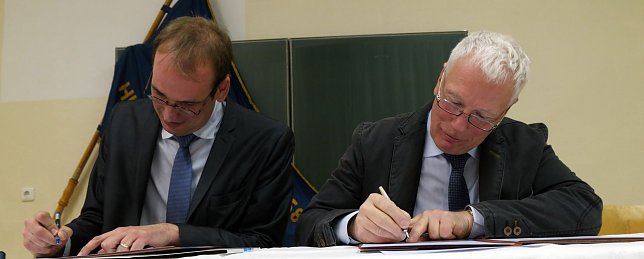 Bild: K&ouml;the und Parak unterschreiben den Kooperationsvertrag