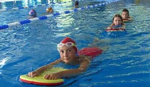 Bild: Schwimmen lernen im Badehaus