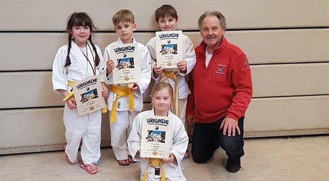 Bild: Amelie, Paul, Kai und Emilia mit ihrem Trainer Waldemar Benndorf