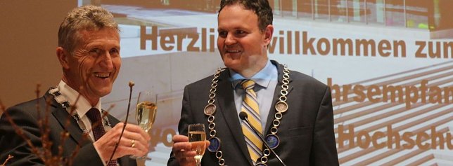 Bild: Zeh (links) beim Neujahrsempfang mit Hochschulpr&auml;sident Prof. Wagner