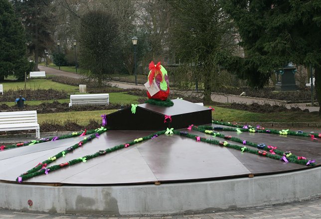 Bild: Brunnen im Rosengarten