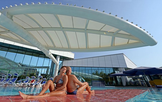 Bild: Eines der neuen "Wahrzeichen" der Bad F&uuml;ssinger Thermenlandschaft: Das spektakul&auml;r gestylte Sonnensegel in der Europa Therme.