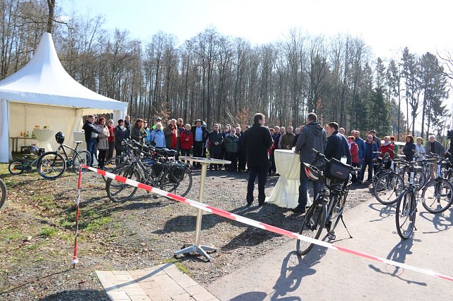 Bild: Unter gro&szlig;em &ouml;ffentlichen Interesse ist der neue Radweg er&ouml;ffnet worden.