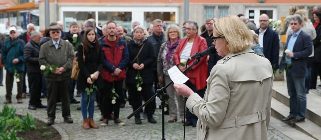 Bild: B&uuml;rgermeisterin Jutta Krauth erinnerte an die Schrecken des Krieges