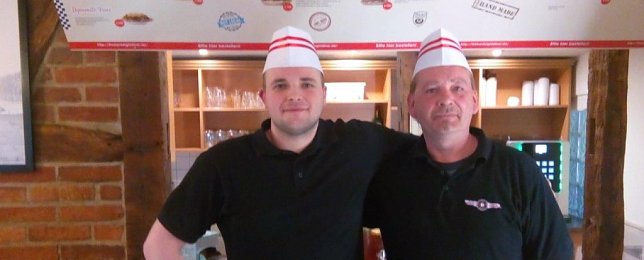 Bild: Steven Panse und Vater Mario erwarten ihre G&auml;ste.