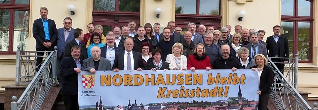 Bild: Gruppenbild mit Banner