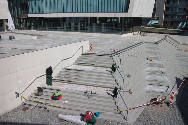 Bild: Treppe an der Bibliothek muss repariert werden