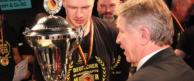 Bild: Kapit&auml;n Keller mit dem Meisterschaftspokal