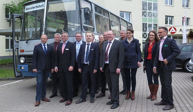 Bild: Fototermin mit automobilem Veteran