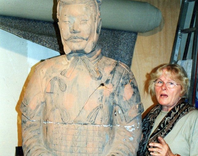Bild: Dagmar Zimmermann neben einem Krieger der Terrakotta-Armee