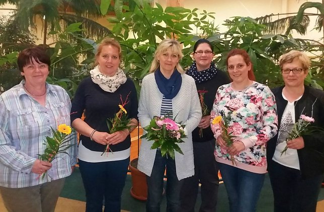 Bild: Der neue Vorstand des Kinderlachen-Vereins: Petra M&uuml;ller (Schriftf&uuml;hrerin), Nadin Kutschenreuther (Vereinsvorsitzende),  Madeleine Gogsch (ehem.Vereinsvorsitzende), Katrin Reichardt (Kassenwart), Christin Delert (stellvert.Vereinsvorsitzende), Karin Sommer (Beisitzer) und Yvonne L&auml;ufer (Beisitzer; nicht im Bild). 