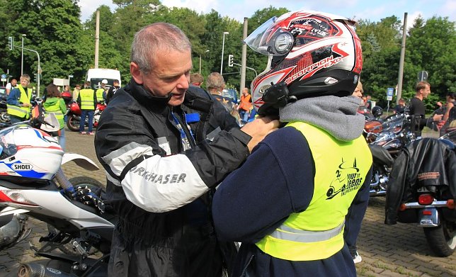 Bild: F&uuml;r einen ganzen Tag &uuml;bernimmt ein Biker die Patenschaft f&uuml;r seinen jugendlichen Sozius, der im Kinderdorf Niedergebra des JugendSozialwerk Nordhausen lebt.