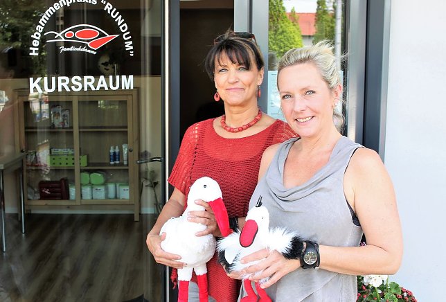 Bild: Die beiden freiberuflichen Hebammen Marlies Matthes und Christiane D&ouml;rnbrack (rechts) vor ihrem neuen Kursraum in der Rautenstra&szlig;e 32, nur wenige Meter von der Praxis entfernt.