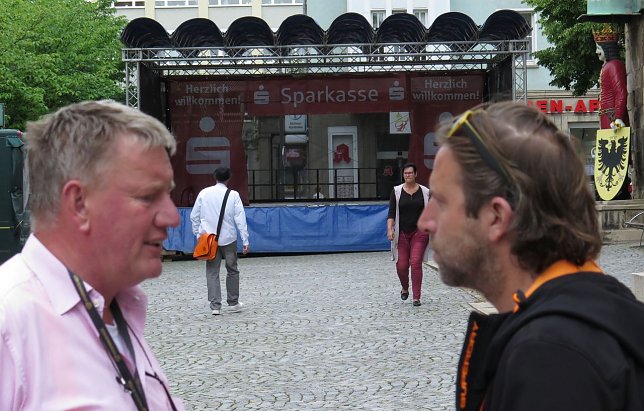 Bild: Absprachen auf dem Rathausplatz, im Hintergrund die B&uuml;hne, die von der Kreissparkasse gesponsert wird.