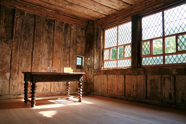 Bild: Die Bohlenstube befindet im Torhaus mit der markanten Au&szlig;enfassade und den Renaissancefenstern.
