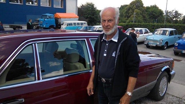 Bild: Werner Wei&szlig; ist stolz auf seinen Mercedes, Baujahr 1986.
