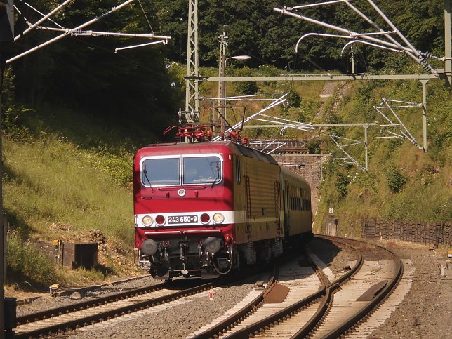 Bild: 243 650-9 f&auml;hrt mit den Luther-Express durch Blankenheim am 17.06.2017