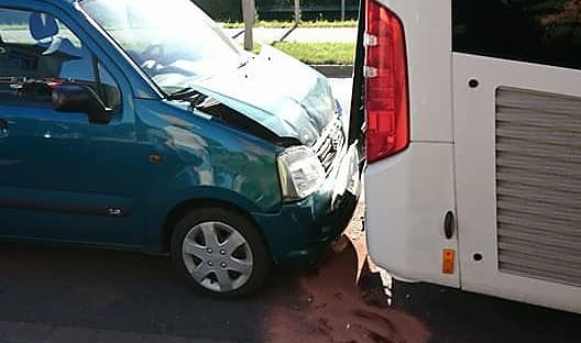 Bild: Auto gegen Bus