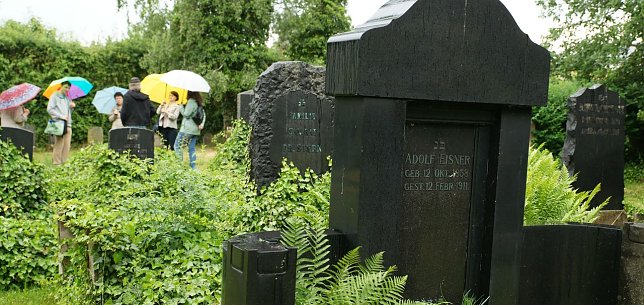 Bild: F&uuml;hrung &uuml;ber den j&uuml;dischen Friedhof
