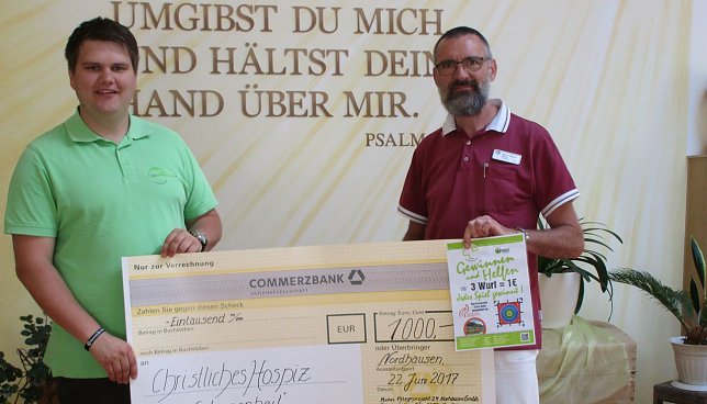 Bild: Ricardo Ro&szlig;mell &uuml;bergibt den Check an den Leiter des Hospizes Hans-Christoph Wisch