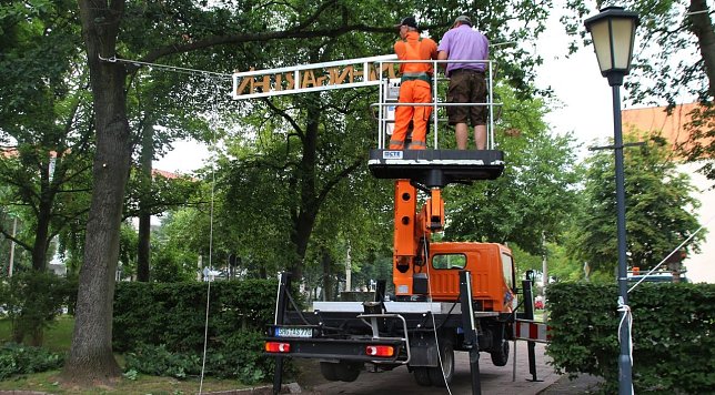 Bild: Vasko Jung vom Bauhof (links) und Jens-Uwe Bode vom Gartenamt beim Anbringen des Schildes