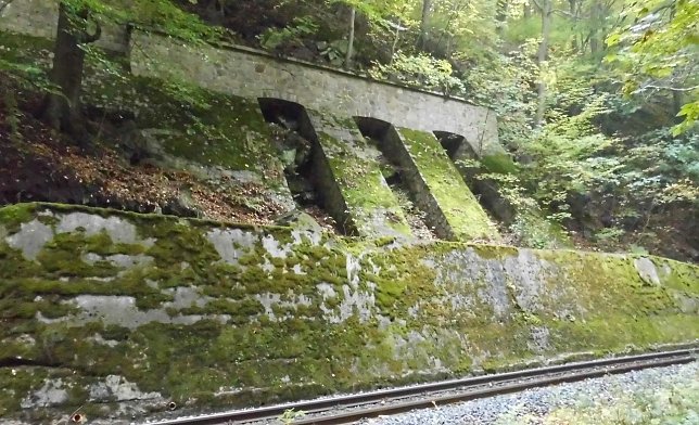 Bild: St&uuml;tzmauer an HSB-Strecke