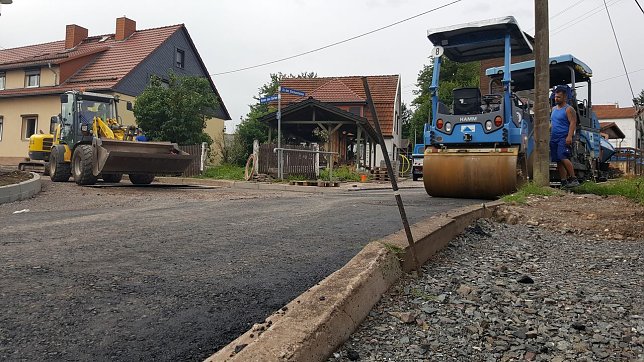 Bild: Links die neuen Bordsteine, rechts die alten Steine, die bleiben sollen.