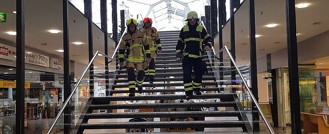 Bild: Letzte Kontrollen durch die Berufsfeuerwehr